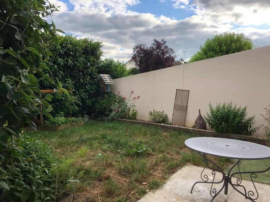 Appartement En Duplex Avec Parking Et Jardinet Bourges Zewnętrze zdjęcie